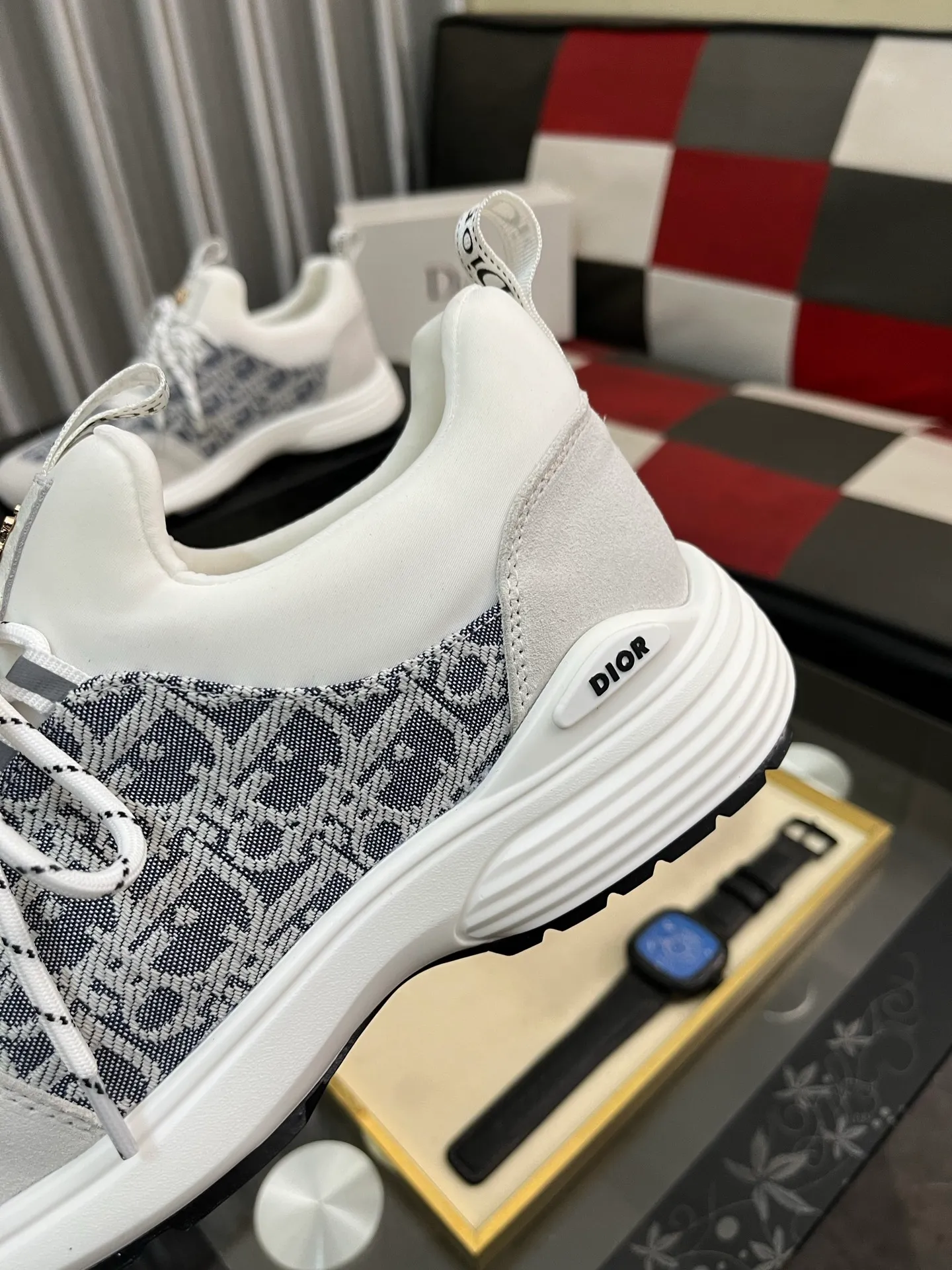 Men's Men's Shoes💰440⌚️⌚️ Dior's casual and sporty style combines the elements of dad's bag-soled shoes. It has successfully broken through the dad shoe style that has been on the streets in recent years and has become a beautiful landscape in luxury goods. The fabric is high mercerized with breathable mesh. The mesh on both sides of the shoe is made of three layers of composite technology. The bottom process uses package molding fabrics: imported high mercerized 🐂 cowhide stitching with original customized D-shaped mesh code number: 38-444️⃣ Colors available